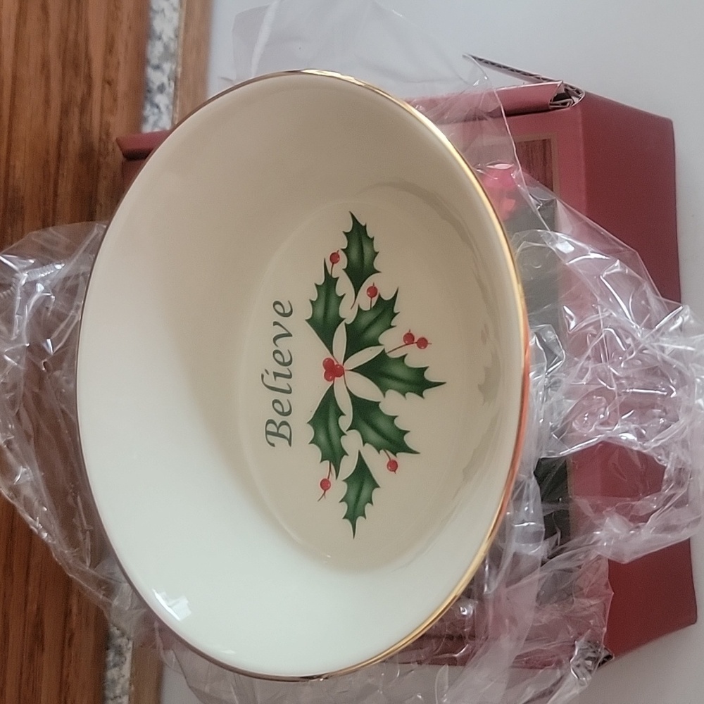 Lenox Holiday Oval Believe Dish in Red and White New Nwt Holly